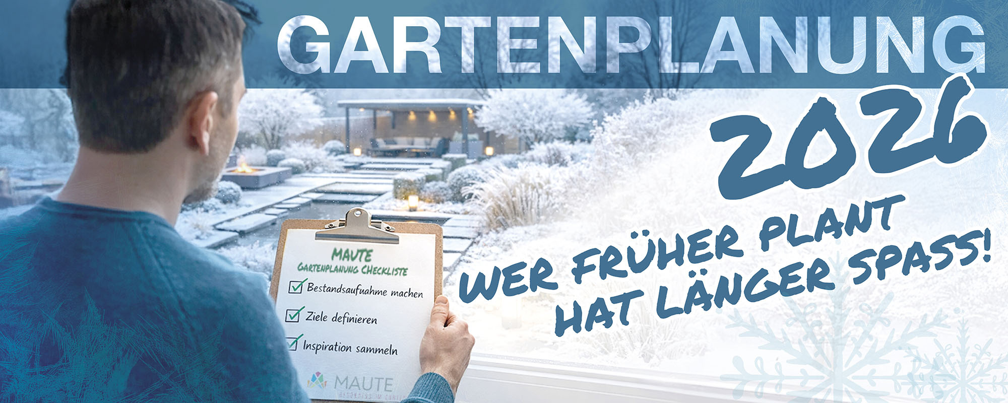 Mann steht vor Gartenfenster und blickt auf den Garten und hält eine Maute Gartenplanung Checkliste in der Hand die abgehakt ist