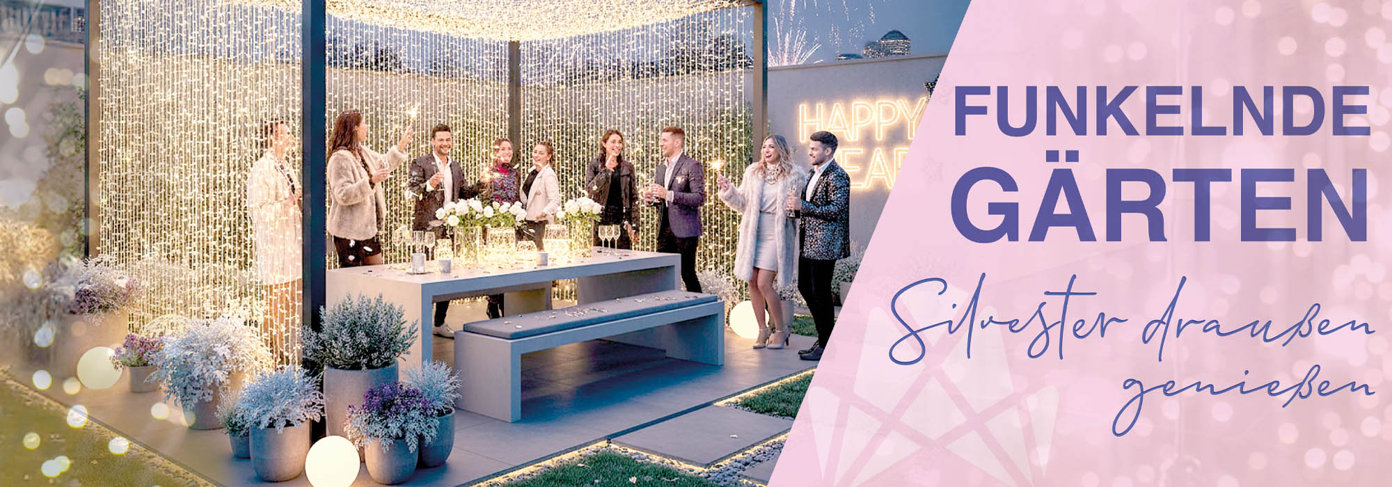 Freunde feiern in schönem dekoriertem und leuchtendem Garten Silvester Party