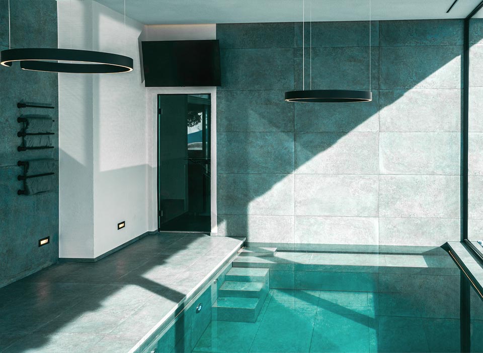 Indoorpool mit modernen Lichtern und Eingangsbereich mit Glasstüre
