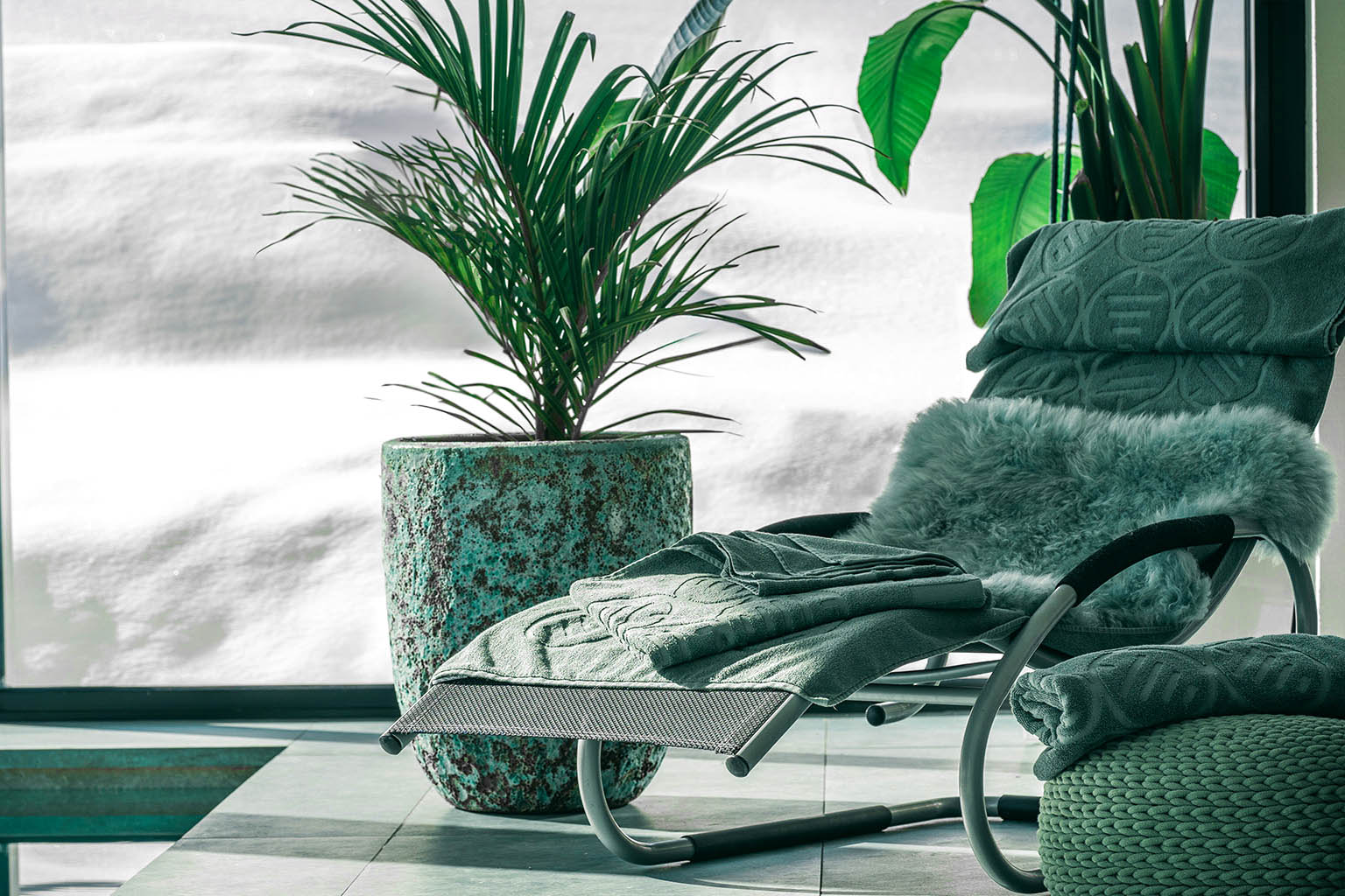 Liegestuhl mit gemütlicher Deko und Decke